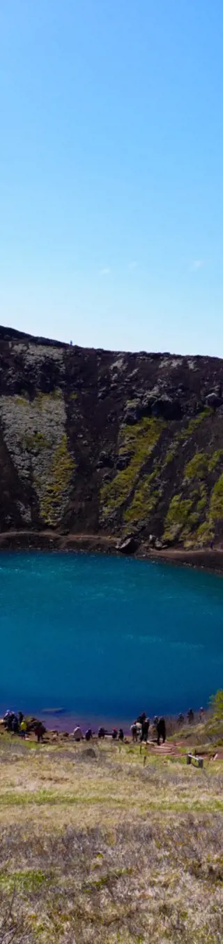 Der Kratersee Kerið ist ein beeindruckendes Naturwunder. Mit seinen steilen, roten Felswänden und dem klaren, blaugrünen Wasser fasziniert er Besuchende aus aller Welt.